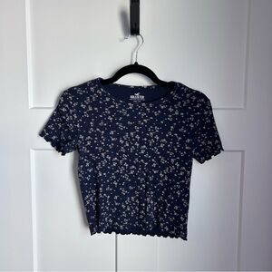 Hollister Women’s Dark Blue Floral Baby Tee Size Small